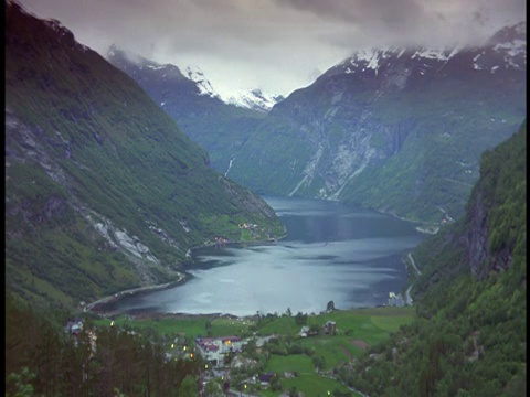 宽镜头延时云与河流和村庄的山谷/ Geiranger峡湾/ Romsdal，挪威视频素材