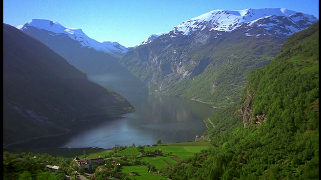 全景风景山谷，河流，山脉+村庄/ Geiranger峡湾/ Romsdal，挪威视频素材