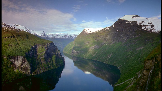 宽镜头延时云在悬崖，河流+雪山/ Geiranger峡湾/ Romsdal，挪威视频素材