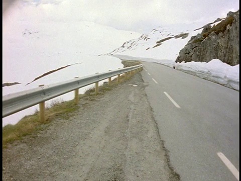 穿越雪地+森林/诺达伦，Homdalen到Fodnes Ferry /挪威的山路上的时间流逝汽车视角视频素材