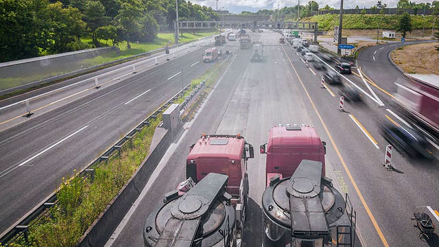 在高速公路上进行道路施工视频素材