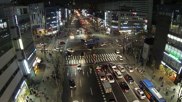 江南大堤洞私人学院区域拥挤的交通夜景视频素材