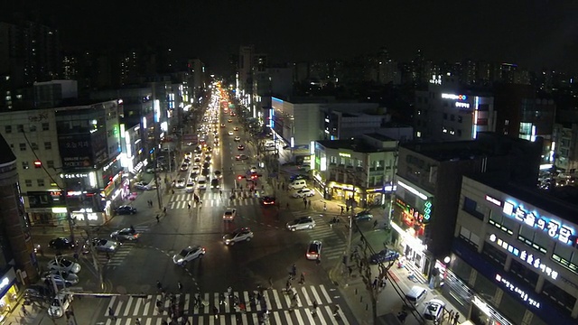 江南大堤洞私人学院区域拥挤的交通夜景视频素材