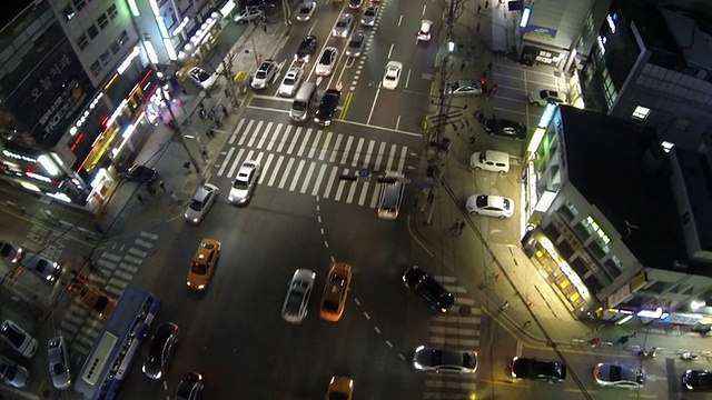 江南大堤洞私人学院区域拥挤的交通夜景视频素材