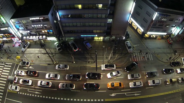 江南大堤洞私人学院区域拥挤的交通夜景视频素材