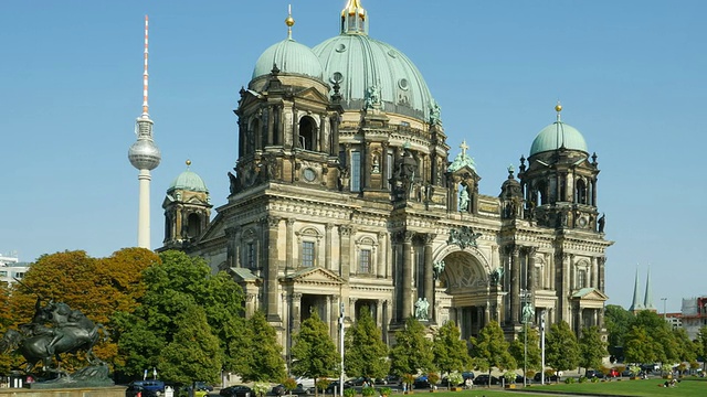 PAN Berlin Cathedral (Berliner Dom)和电视塔(4K/UHD to HD)视频素材