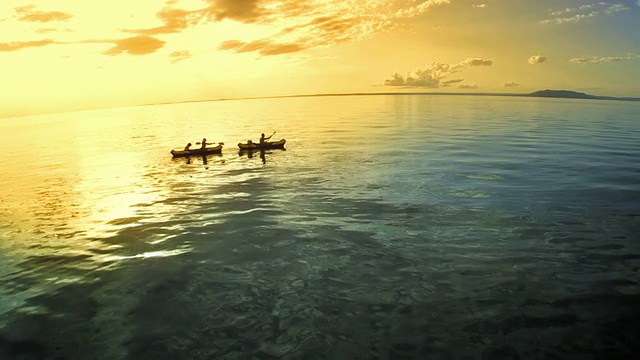 空中家庭海上皮划艇黄昏视频素材