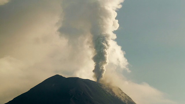 2014年2月，厄瓜多尔通古拉瓦火山爆发视频素材