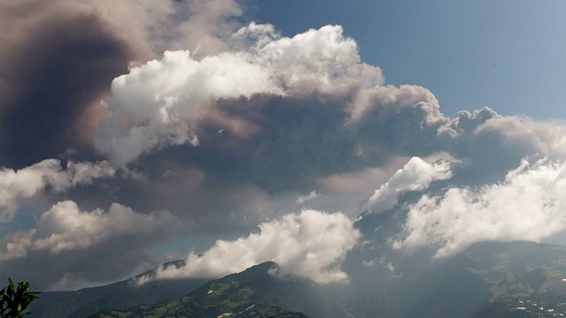 厄瓜多尔通古拉瓦火山喷发(延时拍摄)视频素材