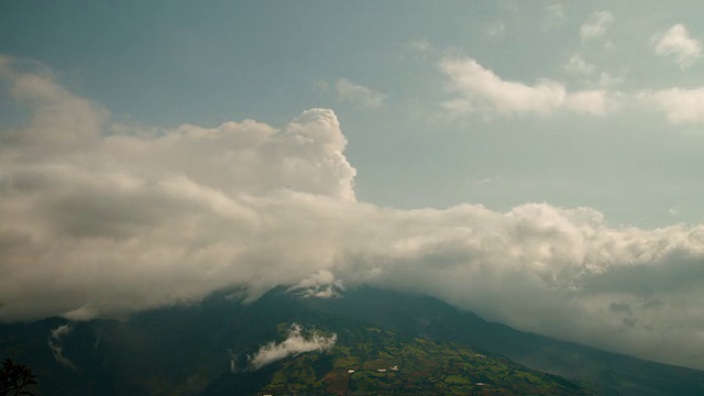 厄瓜多尔通古拉瓦火山喷发时，云在山顶移动。视频素材