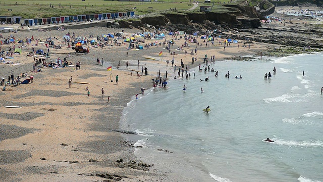 游客在布德海滩，康沃尔，英国视频素材