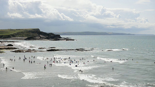 游客在布德海滩，康沃尔，英国视频素材