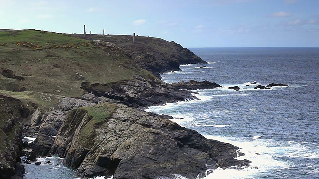 英国康沃尔郡Pendeen Watch的海岸线。视频素材