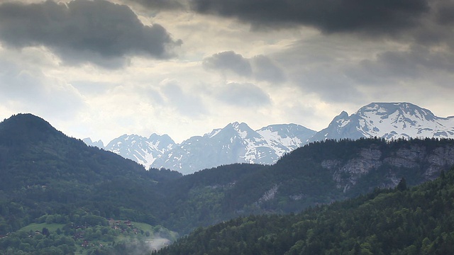 赛赛山坳周围的山景。视频素材