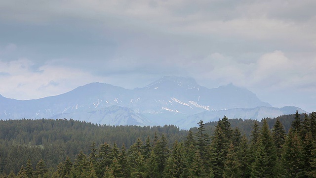 赛赛山坳周围的山景。视频素材