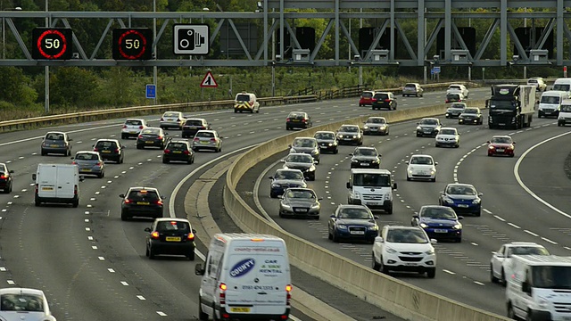 M25高速公路高峰时段的交通状况视频素材