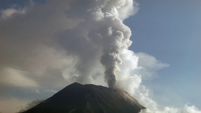 2014年2月，厄瓜多尔通古拉瓦火山喷发。间隔拍摄视频素材