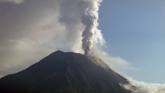 2014年2月，厄瓜多尔通古拉瓦火山喷发。间隔拍摄视频素材