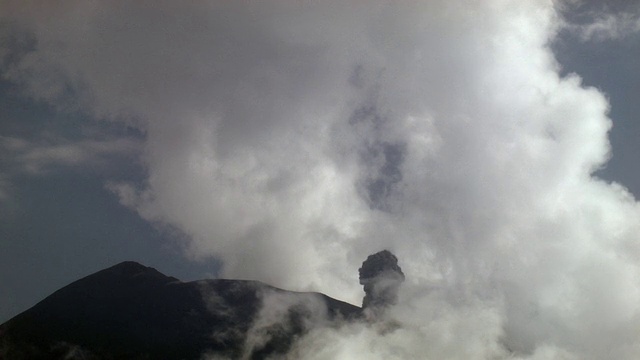 2004年2月，厄瓜多尔通古拉瓦火山喷发视频素材