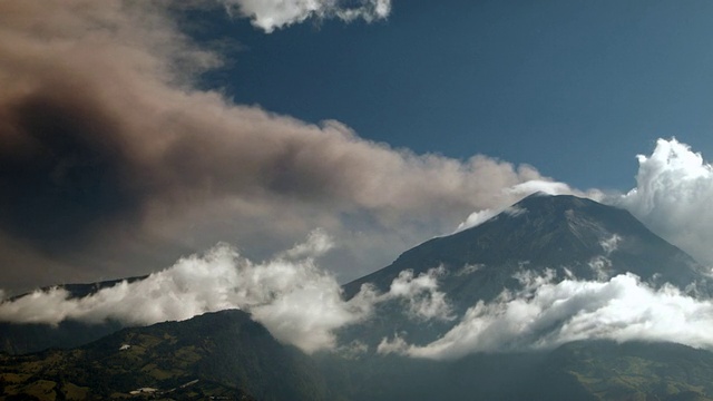 厄瓜多尔通古拉瓦火山喷发(延时拍摄)视频素材