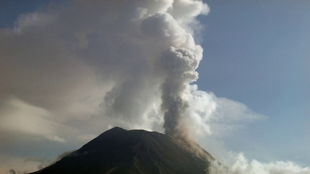 2014年2月，厄瓜多尔通古拉瓦火山喷发视频素材