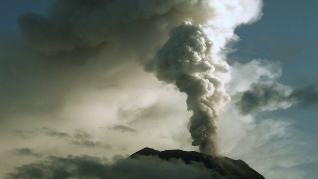 2014年2月，厄瓜多尔通古拉瓦火山喷发。延时视频素材