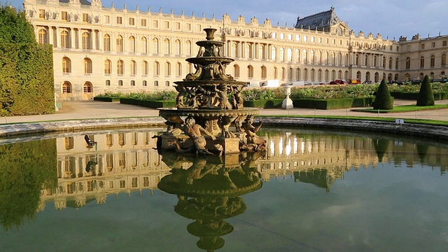 凡尔赛宫(Chateau de Versailles)，雕像和喷泉在较低的宫殿花园视频素材