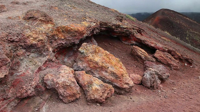 埃特纳火山，游客行走在山上的火山岩上视频素材