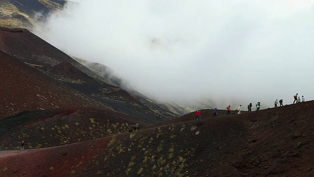 埃特纳火山，游客行走在山上的火山岩上视频素材