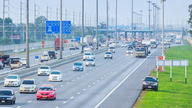 高清延时，汽车行驶在收费高速公路上视频素材