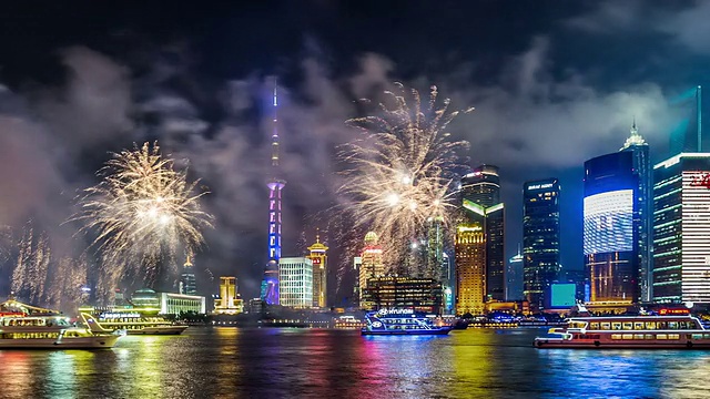 T/L WS PAN Shanghai Skyline with Fireworks at Night /上海，中国。视频素材