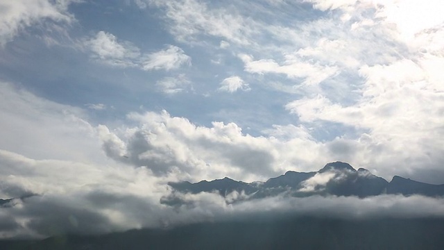 时间流逝的观点，云上升的山视频素材