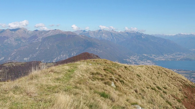 在山道上往山上跑的女人视频素材