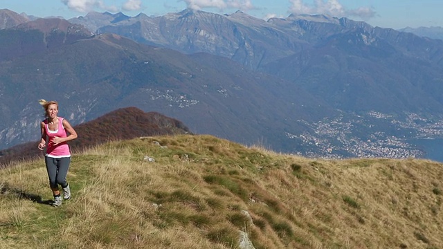 在山道上往山上跑的女人视频素材