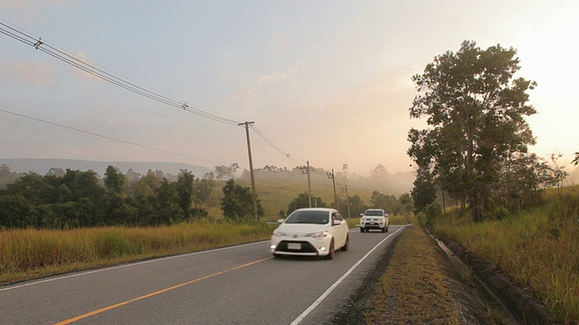 夏天的田野和汽车在道路乡村视频素材