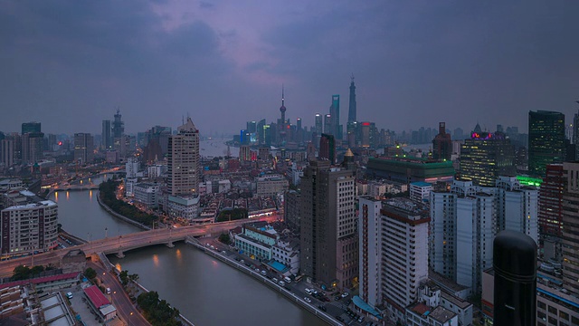 夜幕降临，中国上海，远处的陆家嘴视频素材