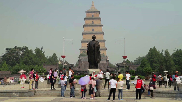 T/L游客在大雁塔和玄奘雕塑前/西安，陕西，中国视频素材