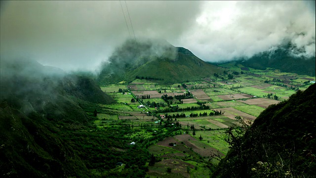 延时火山pululahua火山口视频素材