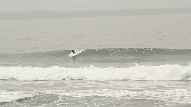 WS TS SLO MO冲浪者起飞和骑在小波浪上的照片/克瑞，楠榜，苏门答腊岛，印度尼西亚视频下载