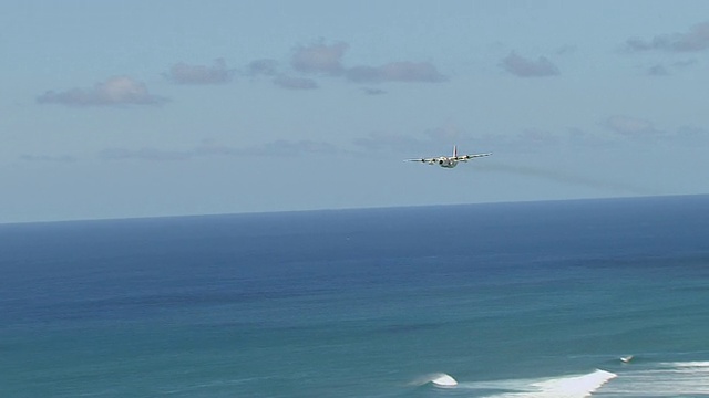 美国瓦胡岛/夏威夷附近海域上空的c - 130海岸警卫队飞机鸟瞰图视频素材