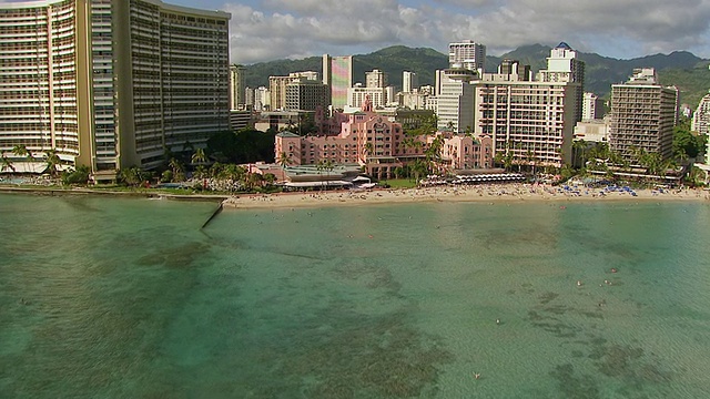 美国夏威夷瓦胡岛/火奴鲁鲁岛接近怀基基的海面低空瞰图视频素材