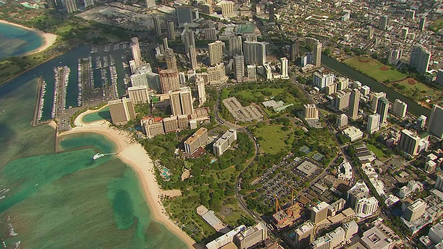 美国夏威夷，瓦胡岛，檀，威基基市中心海滩鸟瞰图视频素材