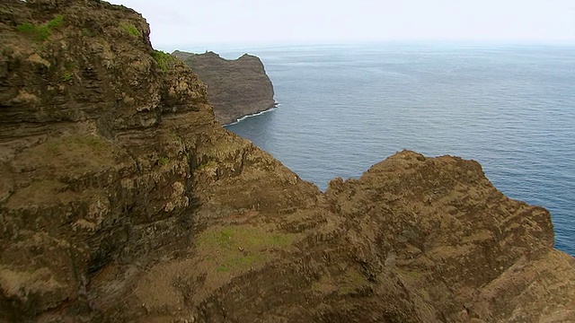 WS鸟瞰图通过岩石到海洋考艾岛/夏威夷，美国视频素材