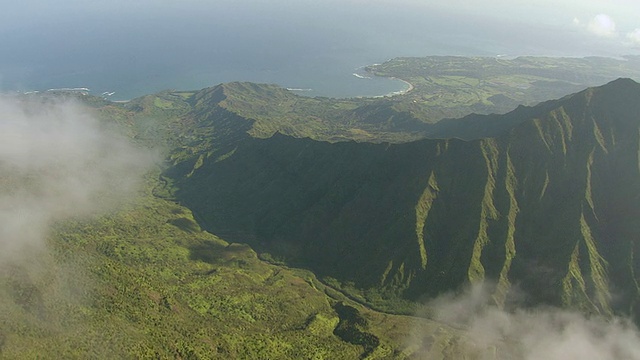 美国夏威夷考艾岛哈纳莱伊岛高空俯瞰哈纳莱伊湾视频素材