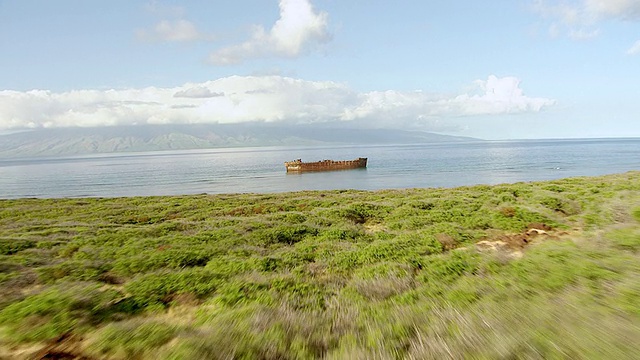 航拍接近Kaiolohia海难海滩和美国夏威夷拉奈岛的第二次世界大战自由海难视频素材