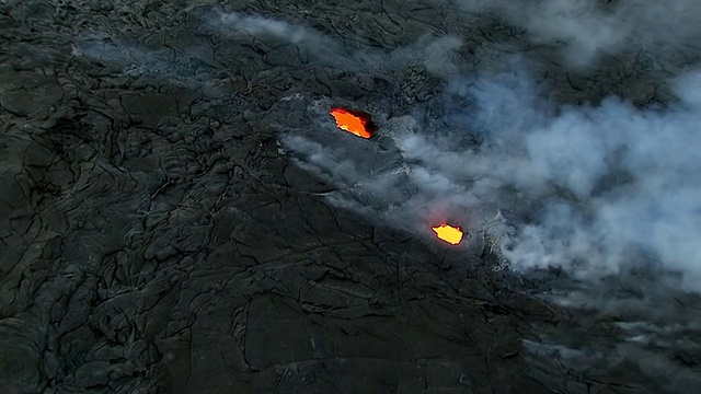 WS ZI鸟瞰图从基拉韦厄火山在大岛/夏威夷，美国炽热的熔岩视频素材