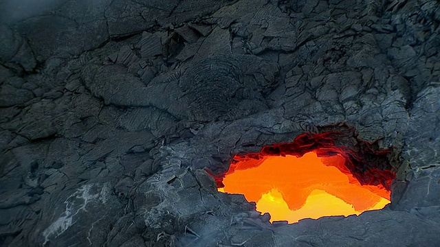 MS鸟瞰图从基拉韦厄火山在大岛/夏威夷，美国炽热的熔岩视频素材