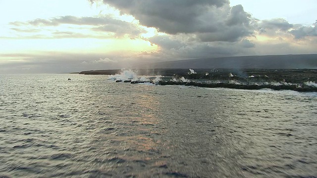 美国夏威夷大岛海岸线附近的基拉韦厄火山正在喷发岩浆视频素材