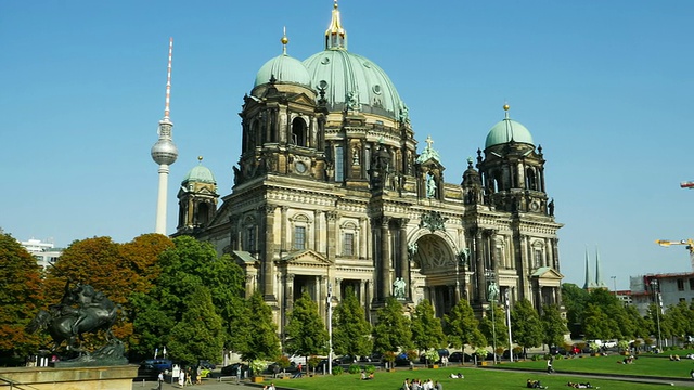 PAN Berlin Cathedral (Berliner Dom)和电视塔(4K/超高清到高清)。视频素材