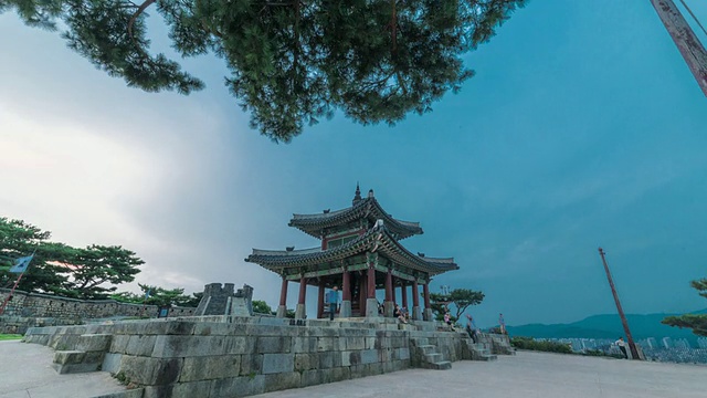 水原华城(联合国教科文组织世界遗产)的白天和夜景视频素材